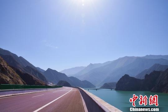 中国唯一撒拉族自治县通高速 沿线风景如画