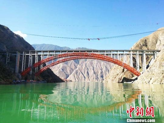中国唯一撒拉族自治县通高速 沿线风景如画
