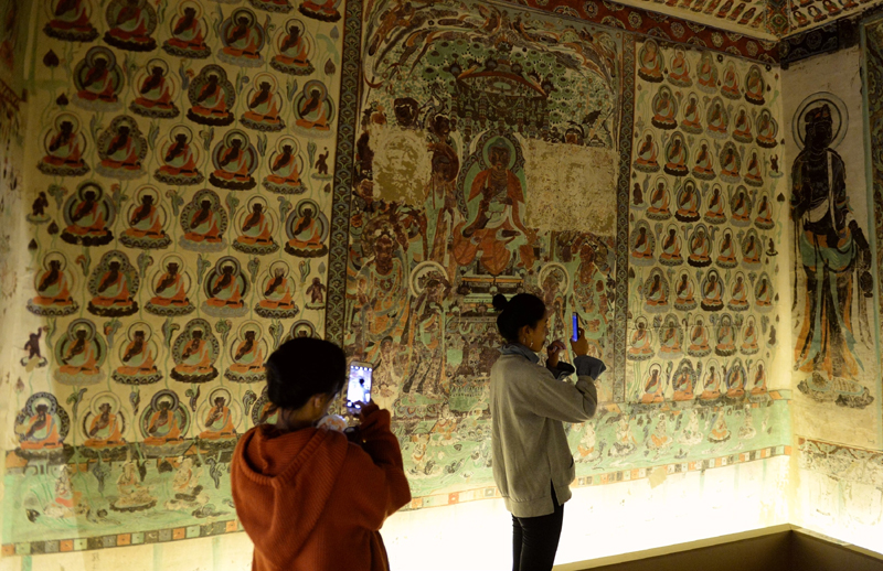 10月14日，观众在西北大学博物馆观看敦煌文化艺术展上的莫高窟第320窟展品。