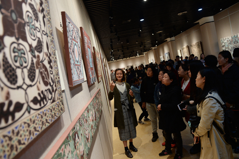10月14日，观众在西北大学博物馆观看敦煌文化艺术展。
