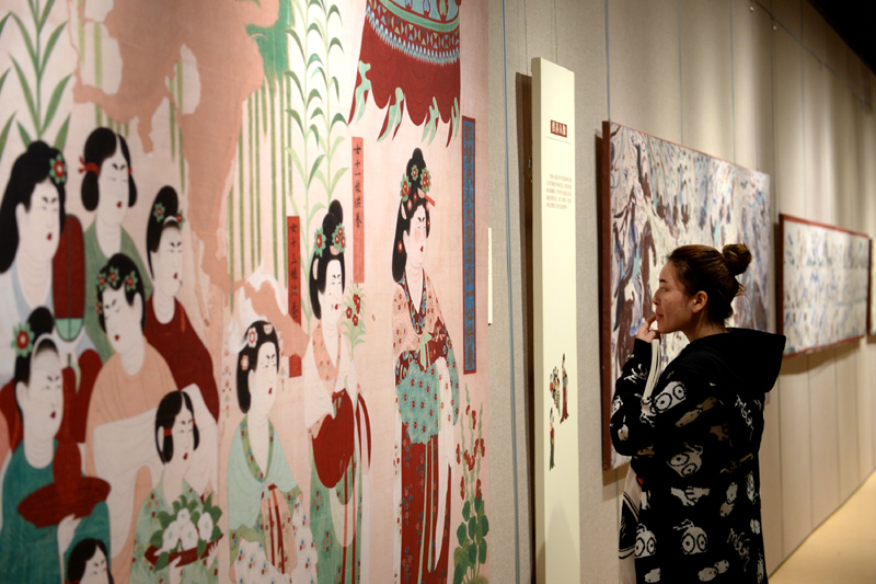 10月14日，一名西北大学学生在观看敦煌文化艺术展上的供养人壁画展品。