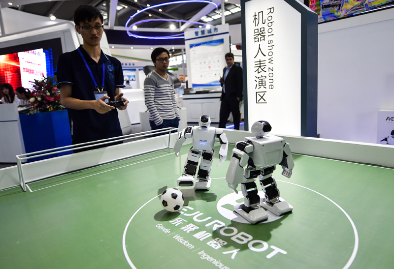 11月16日，在第十九届中国国际高新技术成果交易会上，乐聚机器人在工作人员的遥控指挥下踢足球。