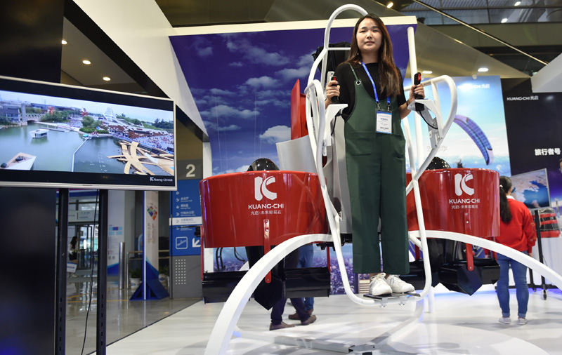 11月16日，观众在第十九届中国国际高新技术成果交易会的光启科学展台体验“马丁飞行包”。