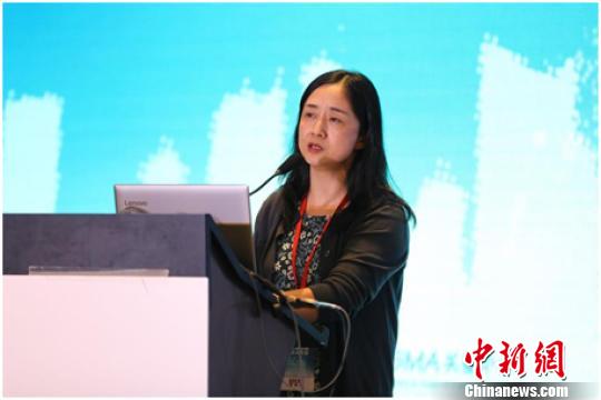 北京大学第一医院主任医师熊晖教授表示，随着国内医药政策的改革、病友组织的积极推动，目前有效药物研发和上市进程明显加快。　芊烨 摄